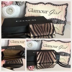 💋Tiger print Coach wristlet - authentic
